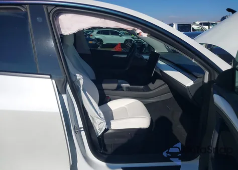 2023 Tesla Model Y Awd/Long Range Dual Motor All-Wheel Drive z USA, uszkodzony, nr VIN 7SAYGDEE5PF635160